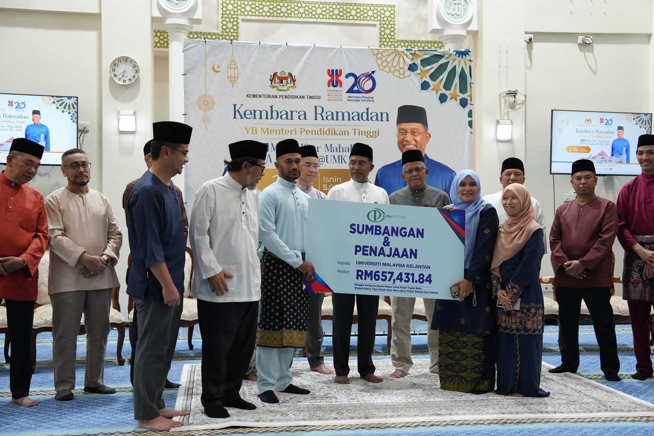 Penyerahan cek sumbangan Biokenaf bersama Menteri Pendidikan Tinggi